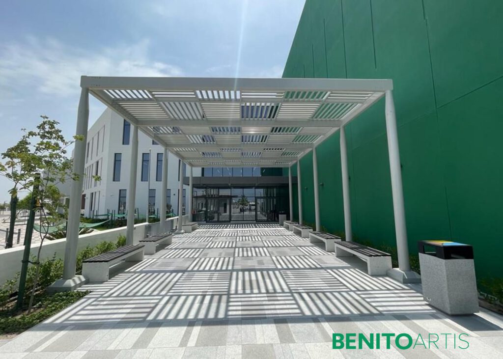 Firmeneingang mit integriertem Sonnenschutz