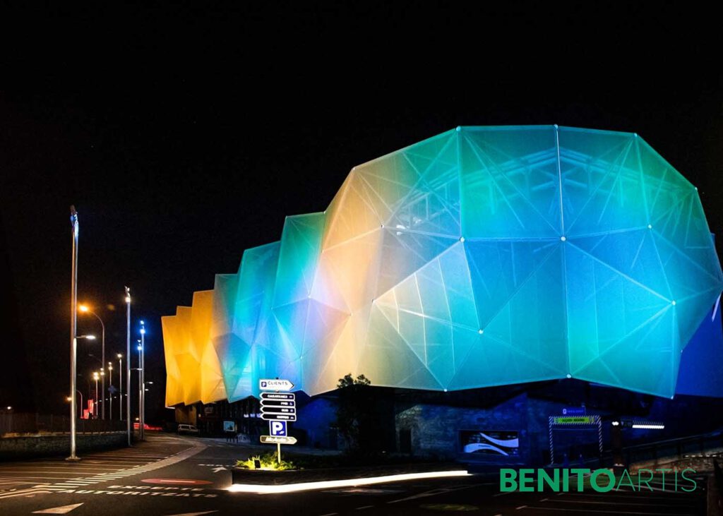 Gebäudehülle mit Lichtinstallation