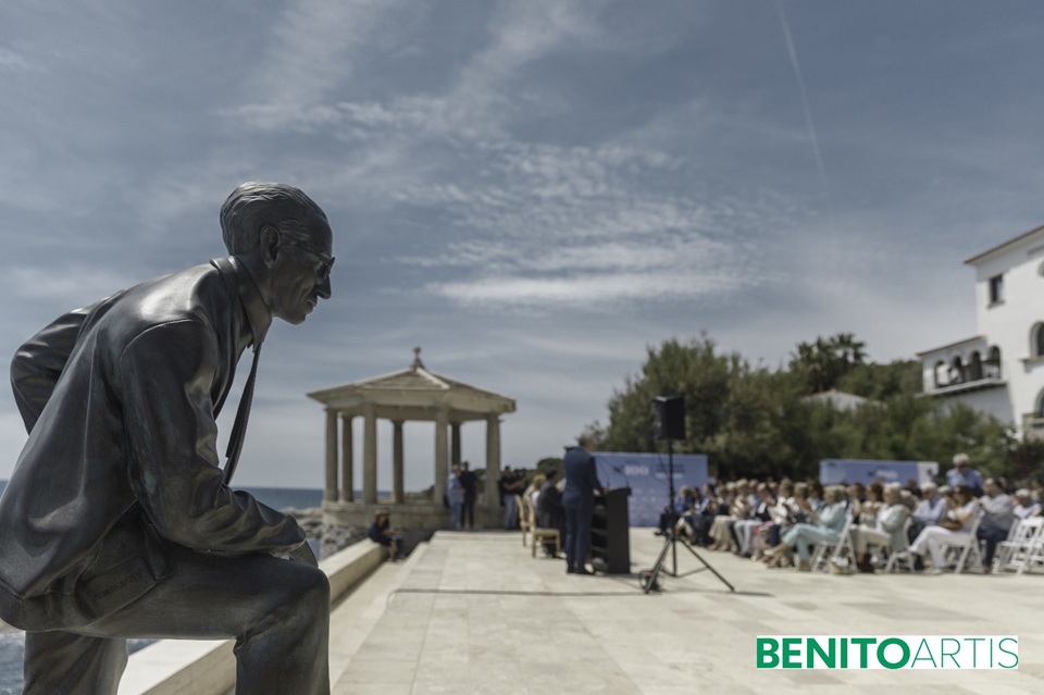 große Statuen realer Personen