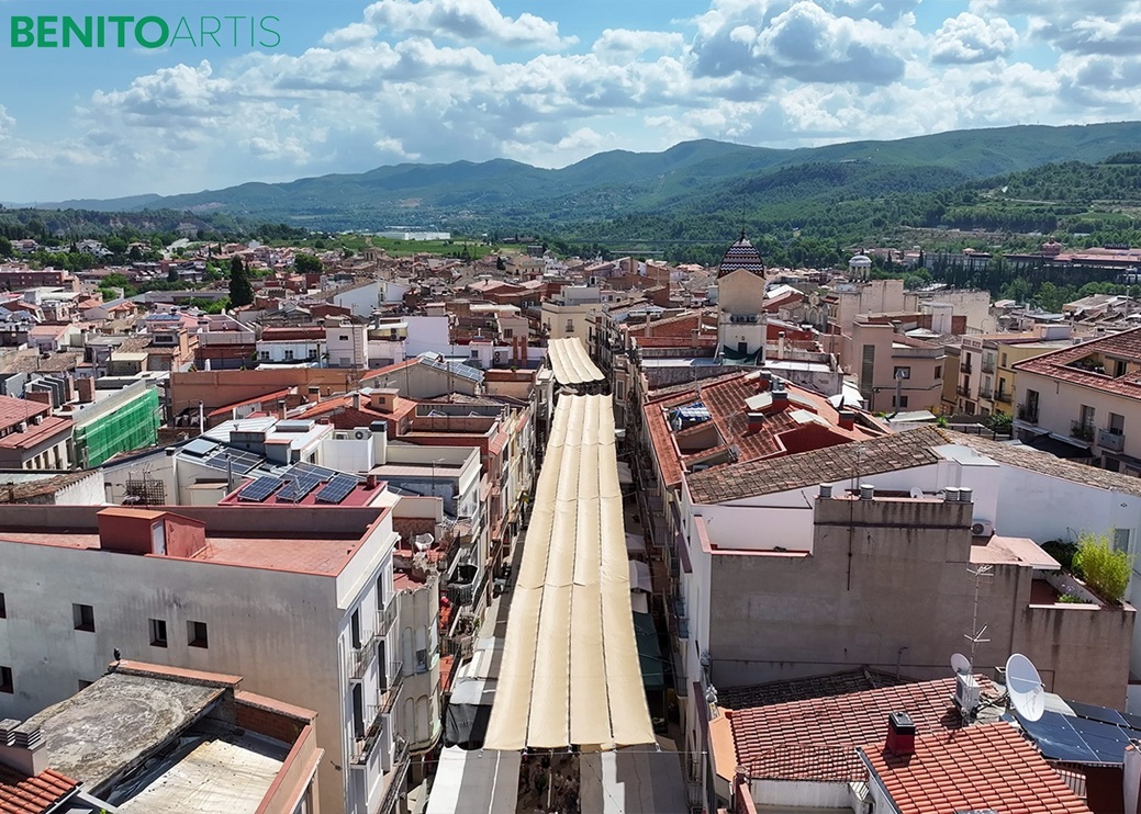 Sonnensegel über der Straße